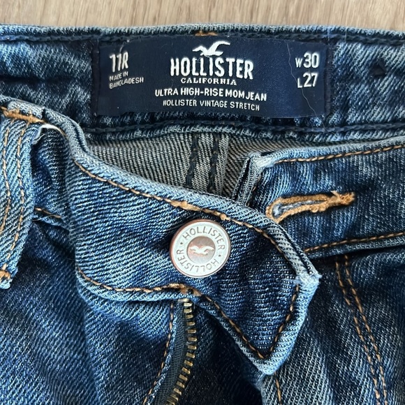 Hollister Ultra High-Rise Mom Jean - Picture 3 of 6